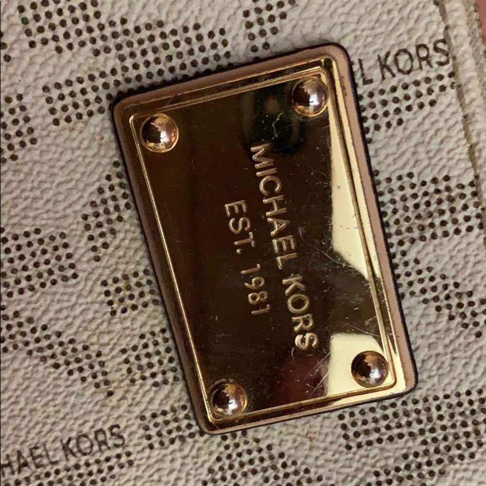 Michael kors wristlet - Picture 2 of 6
